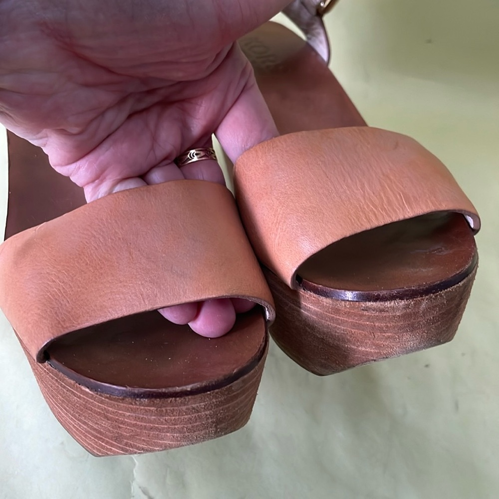 Vintage caramel color/gold Kors Michael Kors leather wedges - Picture 6 of 11